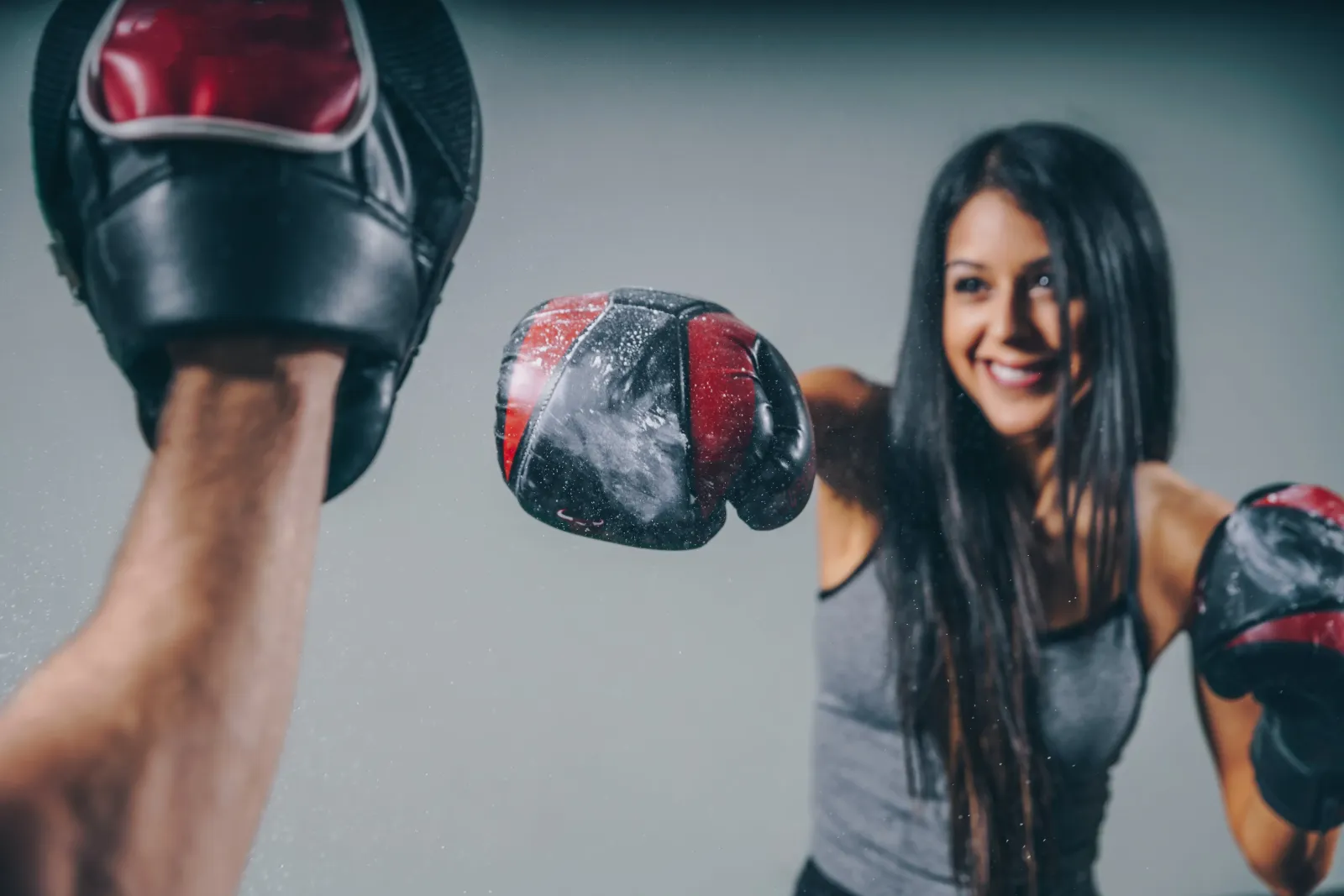 Lachende sporter tijdens een training